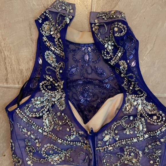 Bedded blue crop top size 6. - Picture 2 of 3